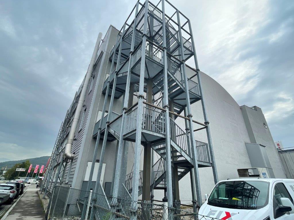 Treppenturm und Gittermasten verzinkt