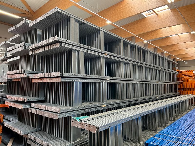 Gebrauchte Regale und Neuwaren-Regale.